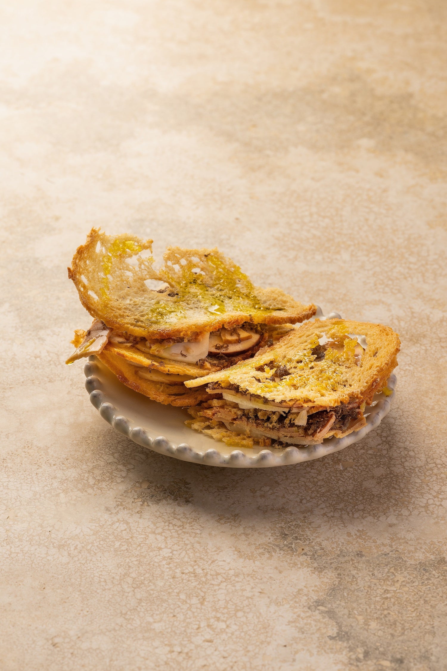 Mille-feuille Croustillant de pain au levain avec cèpes, foie gras et truffe noire