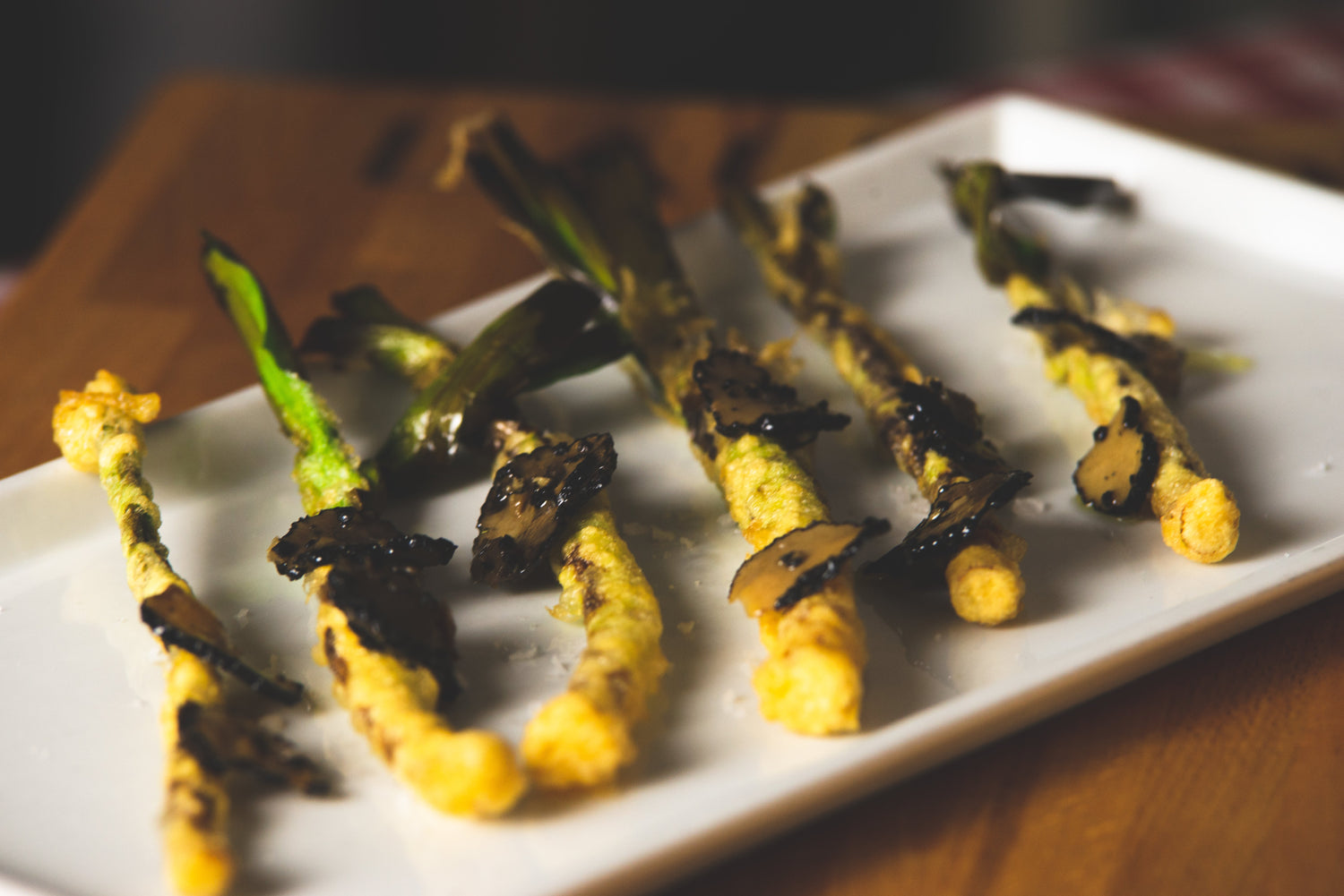 Mini calçots à l’andalouse avec carpaccio de truffe d’été