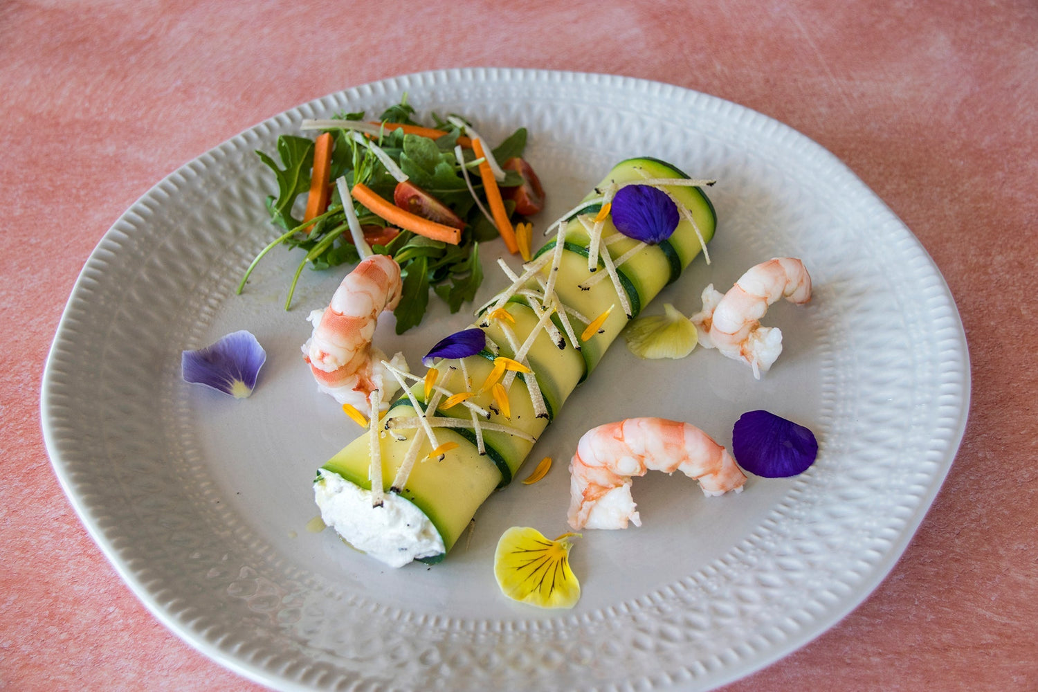 Cannelloni de courgette farcis de ricotta truffée et grosses crevettes
