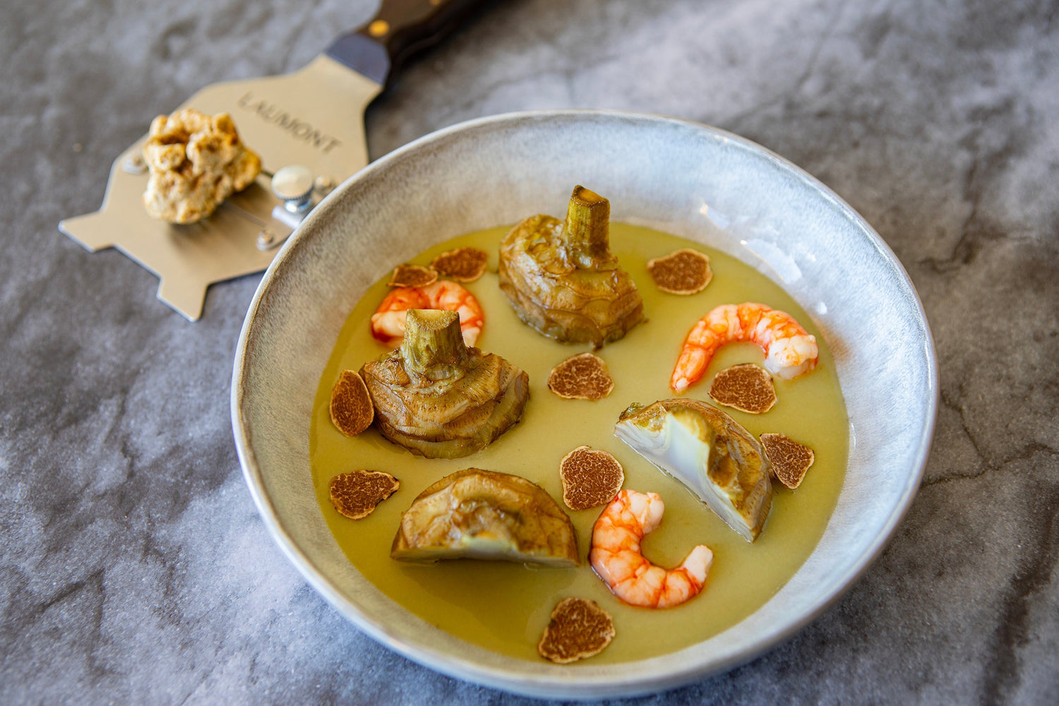 Cœur d'artichaut confit aux crevettes et à la truffe blanche