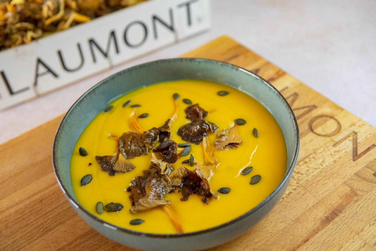 Crème de potiron aux chanterelles jaunes sauvages