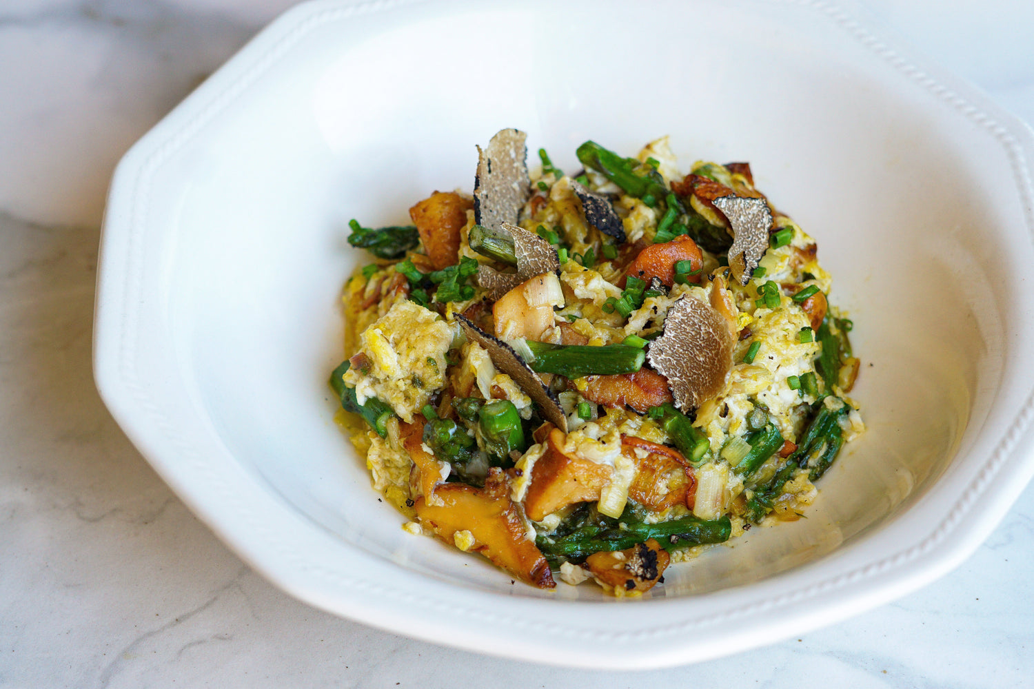 Œufs brouillés aux girolles et truffe d’été