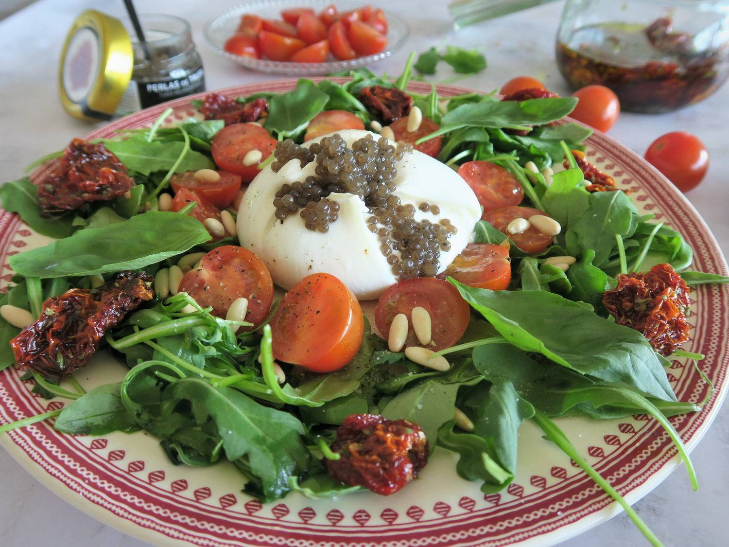 Salade de Burrata aux pignons et perles de truffe noire