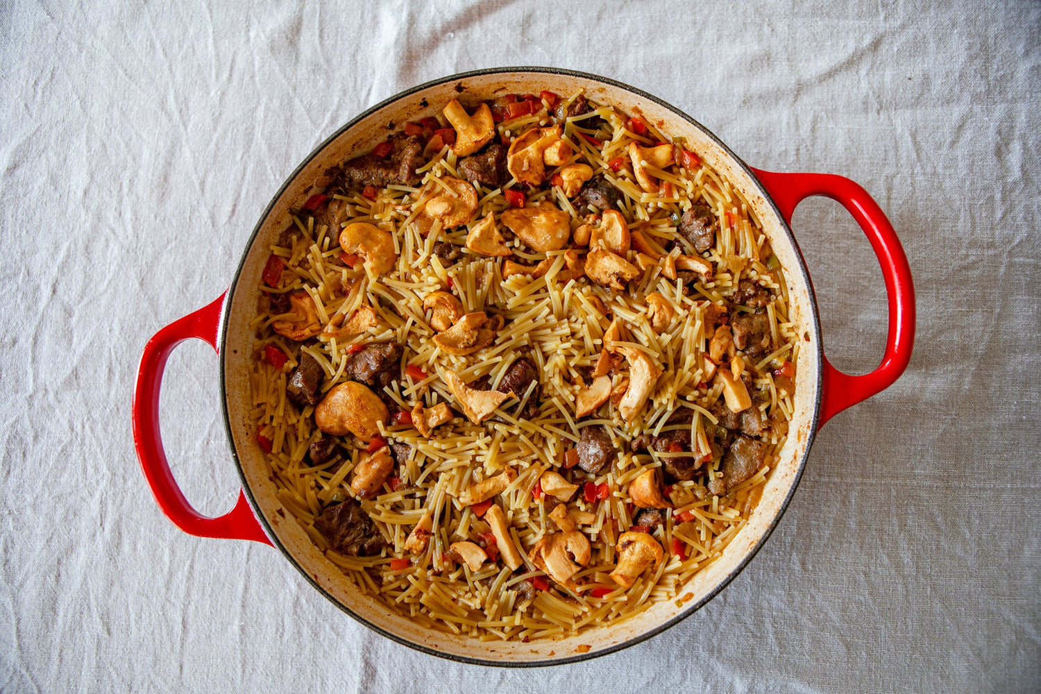 Nouilles en cocotte aux joues de porc et à le pied de mouton