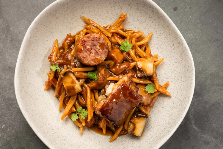 "Fideus a la cassola" aux dés de cèpes, "botifarra del perol" et pieds de porc