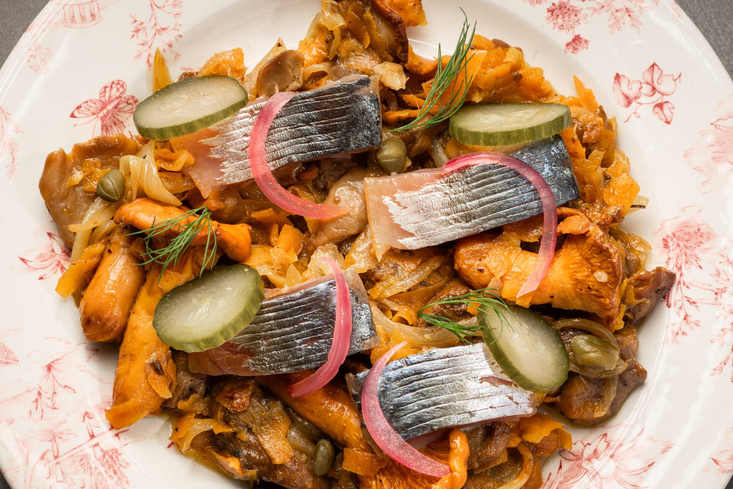 Escabèche de champignons sauvages, au maquereau et pickles