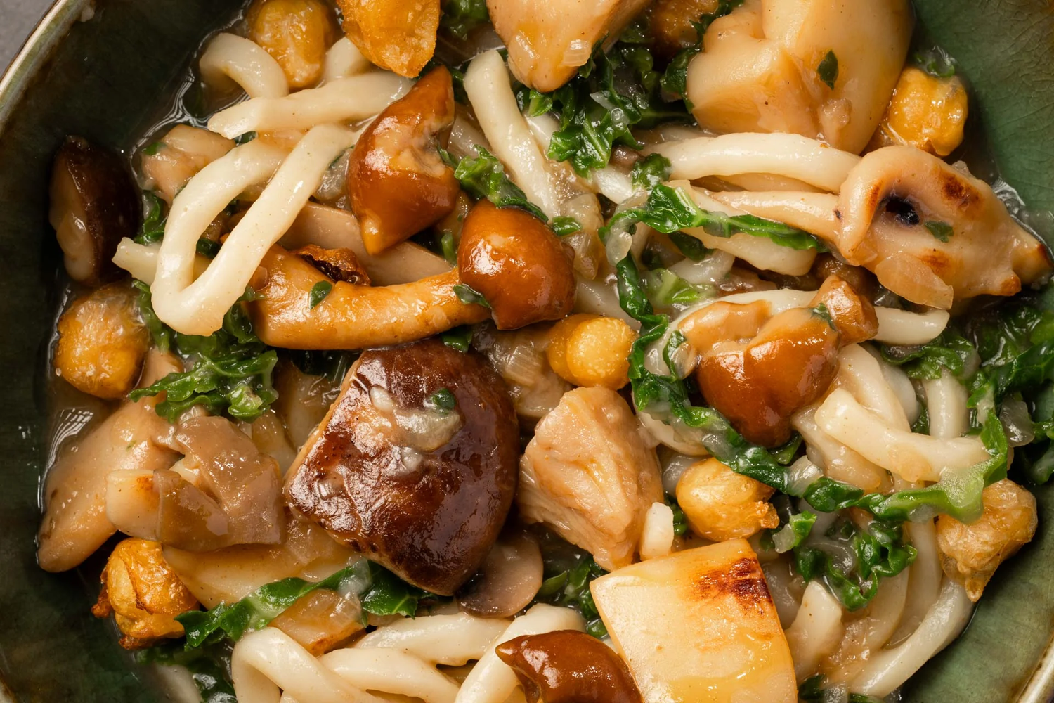 Udon aux Champignons de Culture avec seiche, chou vert, pois chiches et bouillon dashi