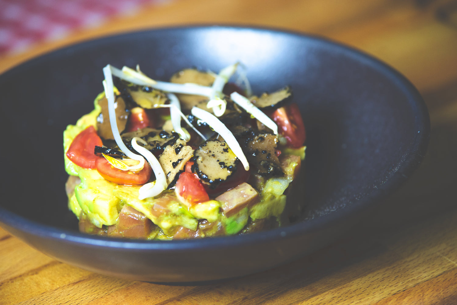 Tartare de saumon à l’avocat, tomates cerises et carpaccio de truffe d’été