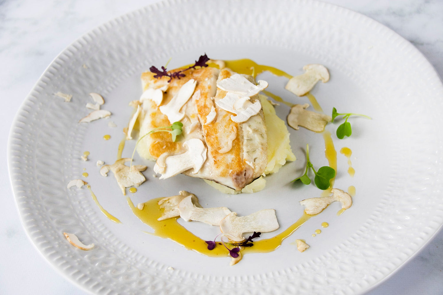 Bar poisson à la plancha au parmentier et aux mousserons