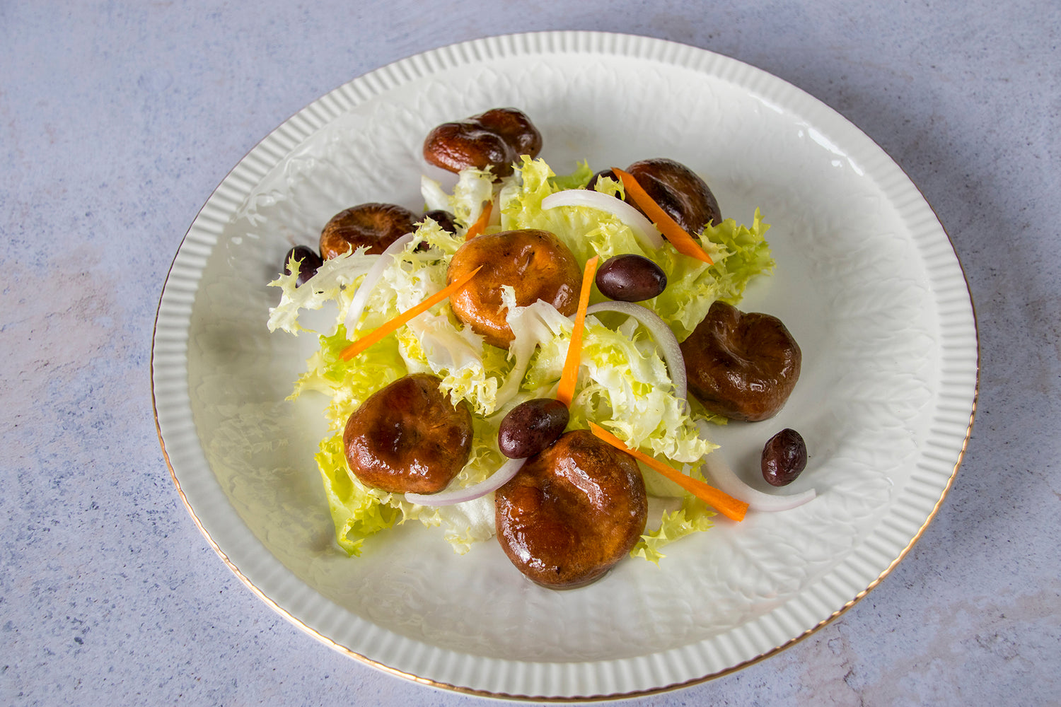 Lactaires délicieux marinés et salade de chicorée scarole