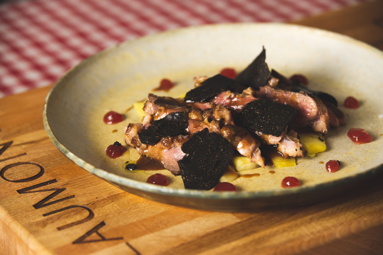 Magret de canard, avec ananas, confiture de fraises et truffe fraîche