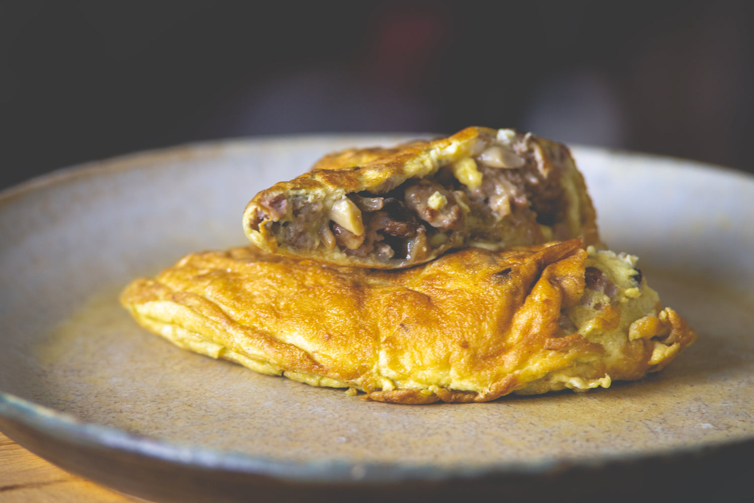 Omelette aux champignons, butifarra et fromage bleu