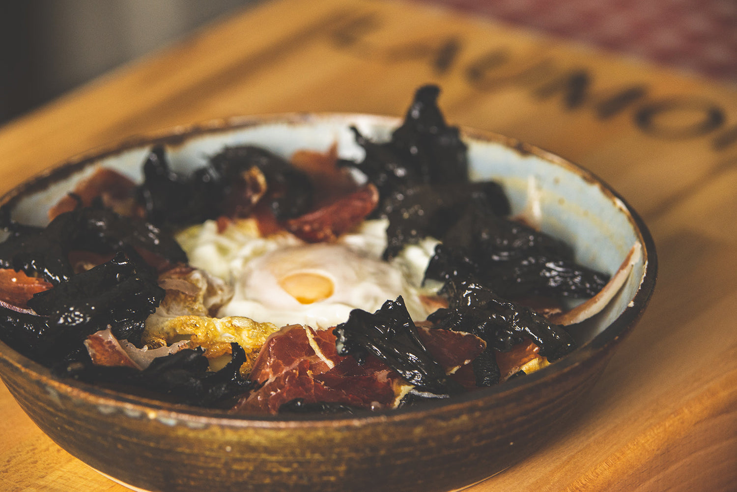 Sauté de trompettes de la mort avec œuf frit