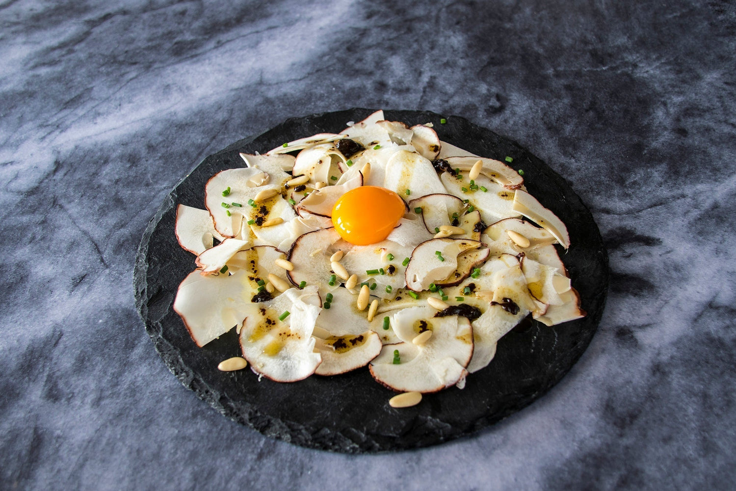 Carpaccio de bolets à la vinaigrette de truffe blanche