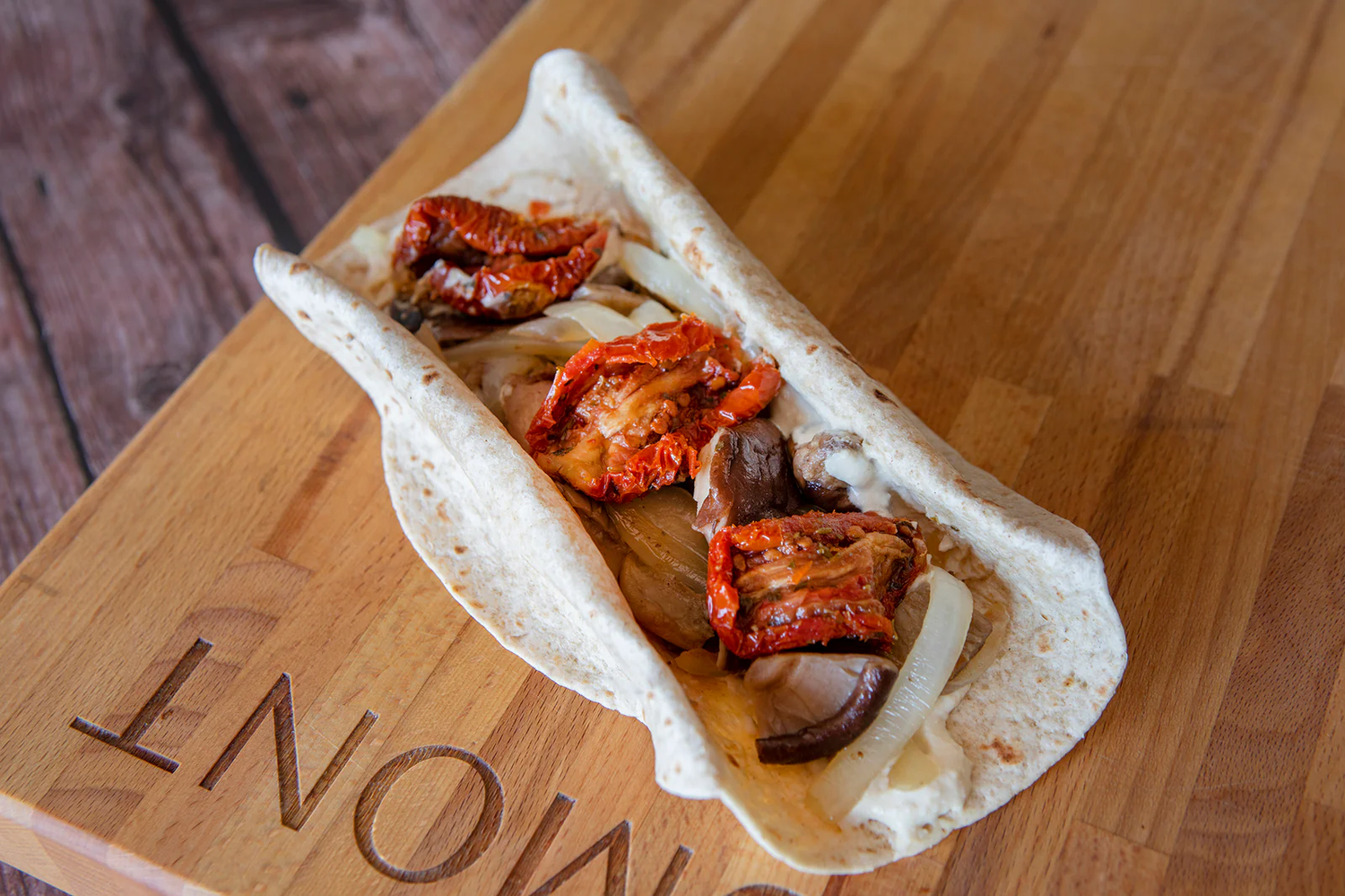 Fajitas aux champignons, oignon, houmous et tomates séchées