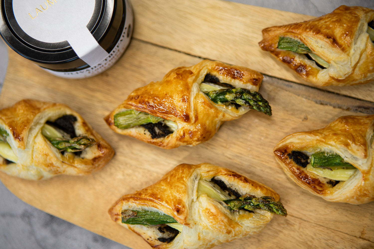 Pâte Feuilletée au Brie, Olivade Truffée et Asperges