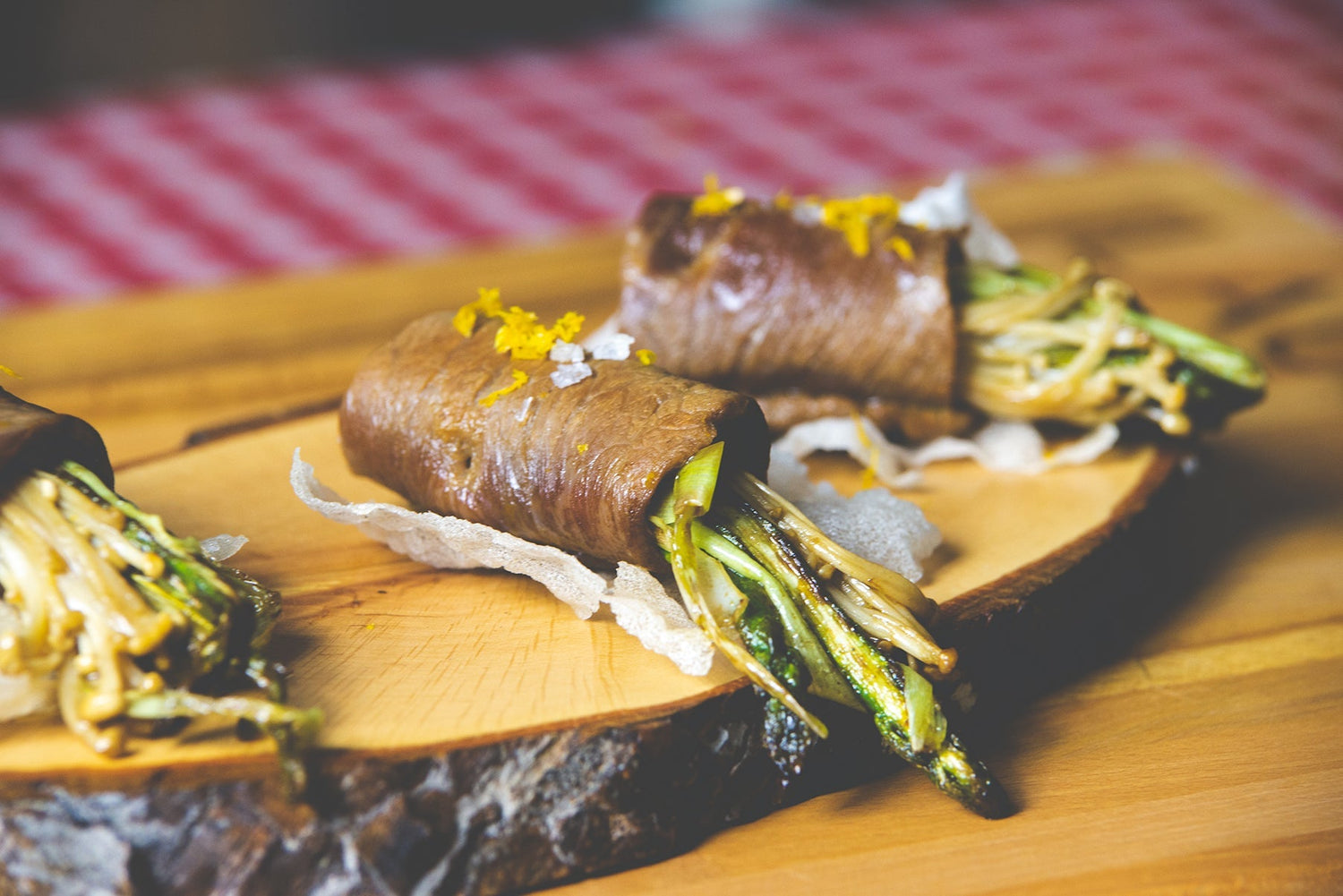 Roulés de bœuf marinés aux enokis Laumont et légumes croquants