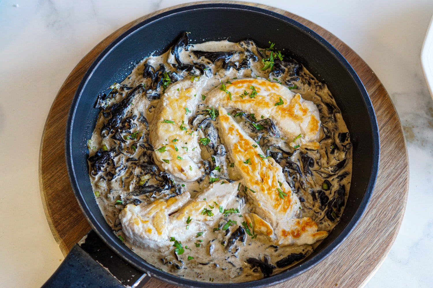 Filet de poulet à la crème de trompettes de la mort