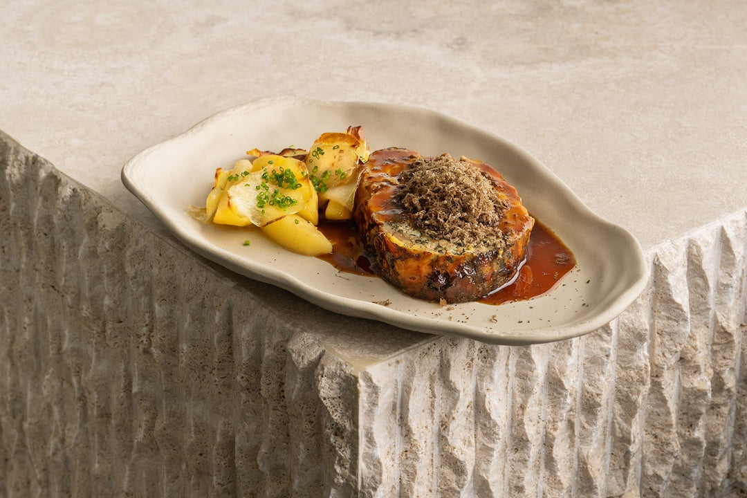 Poulet farci à la truffe, jus de rôti et pomme aux pommes de terre