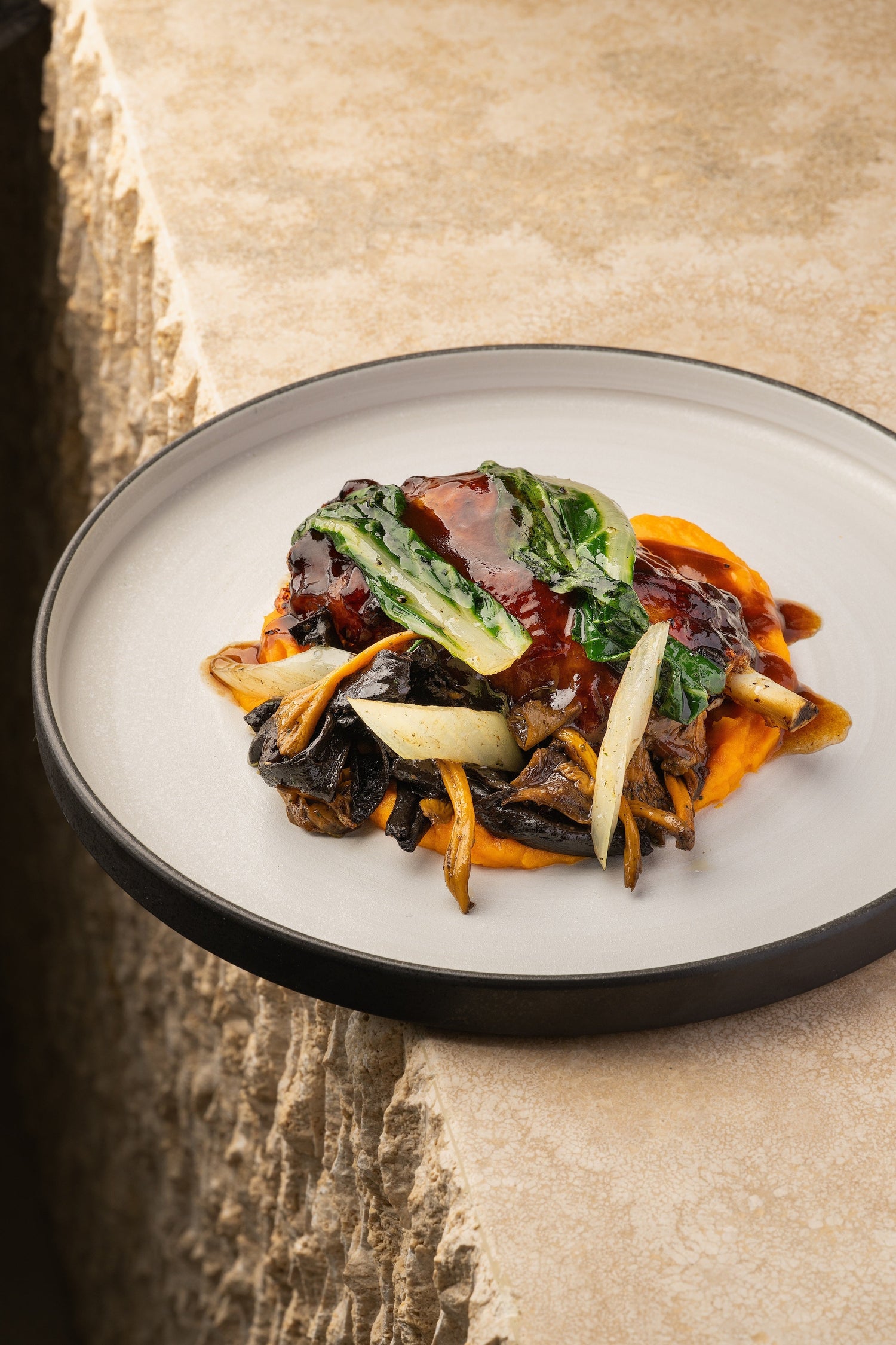 Jarret de Porc à Basse Température au Miel Truffé Laumont, son Jus, Crémeux de Patate Douce, Blettes et Champignons Sautés