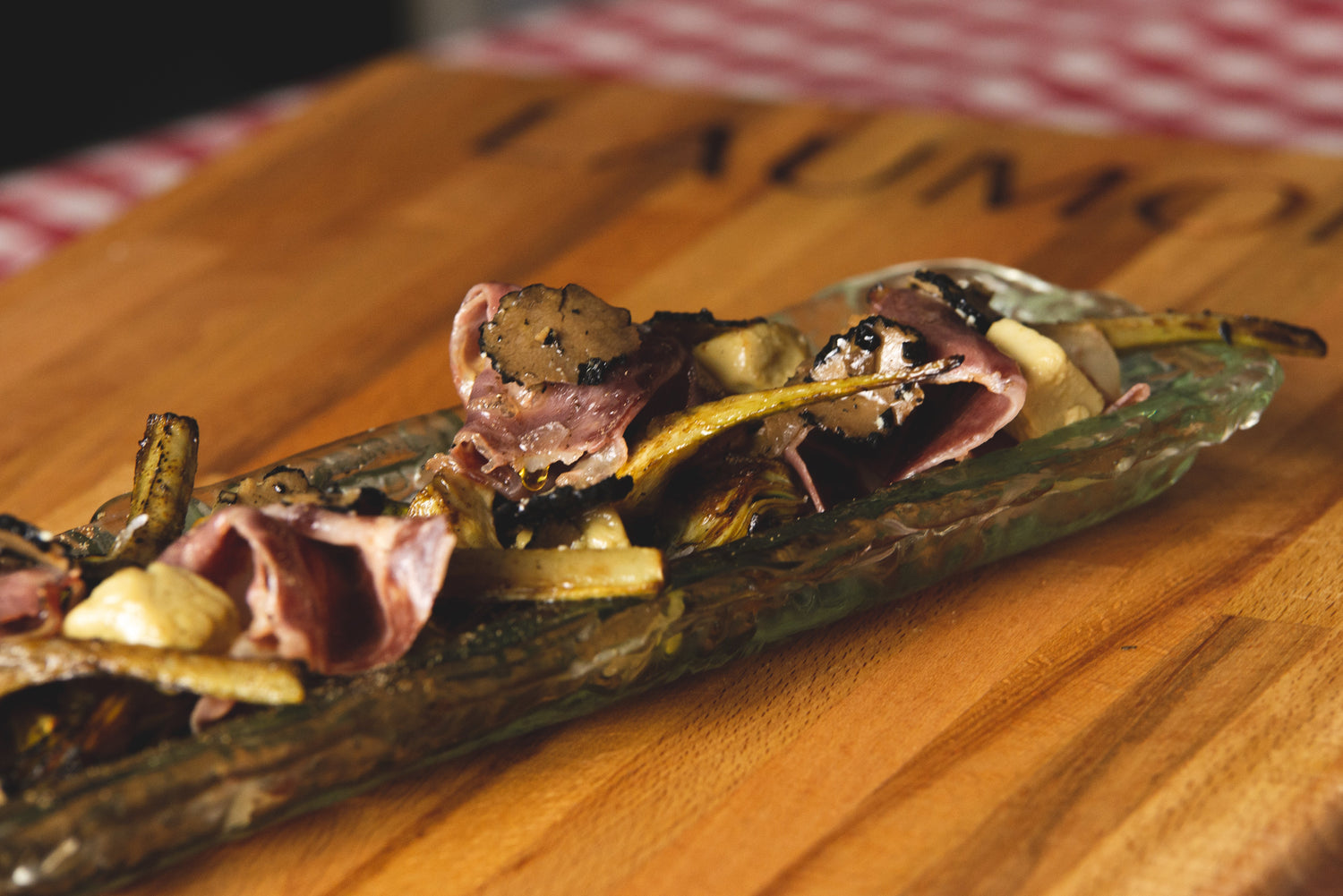 Artichauts sautés au jambon ibérique, foie micuit et carpaccio de truffe noire