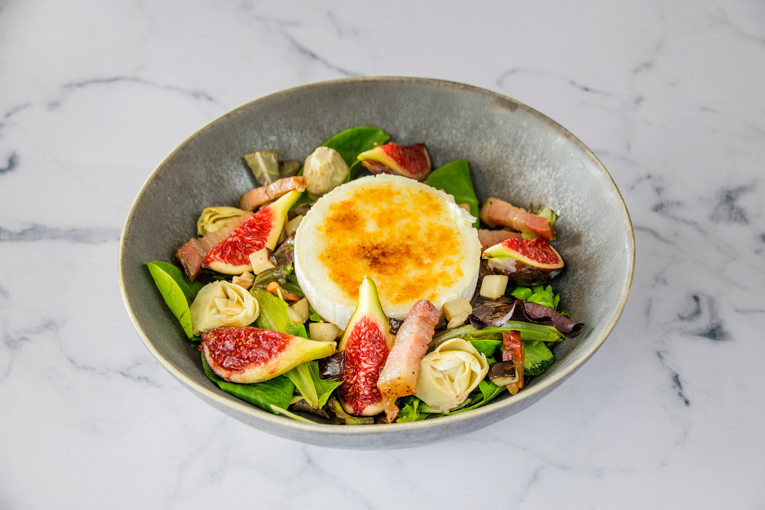 Salade de fromage de chèvre et vinaigre de truffe blanche