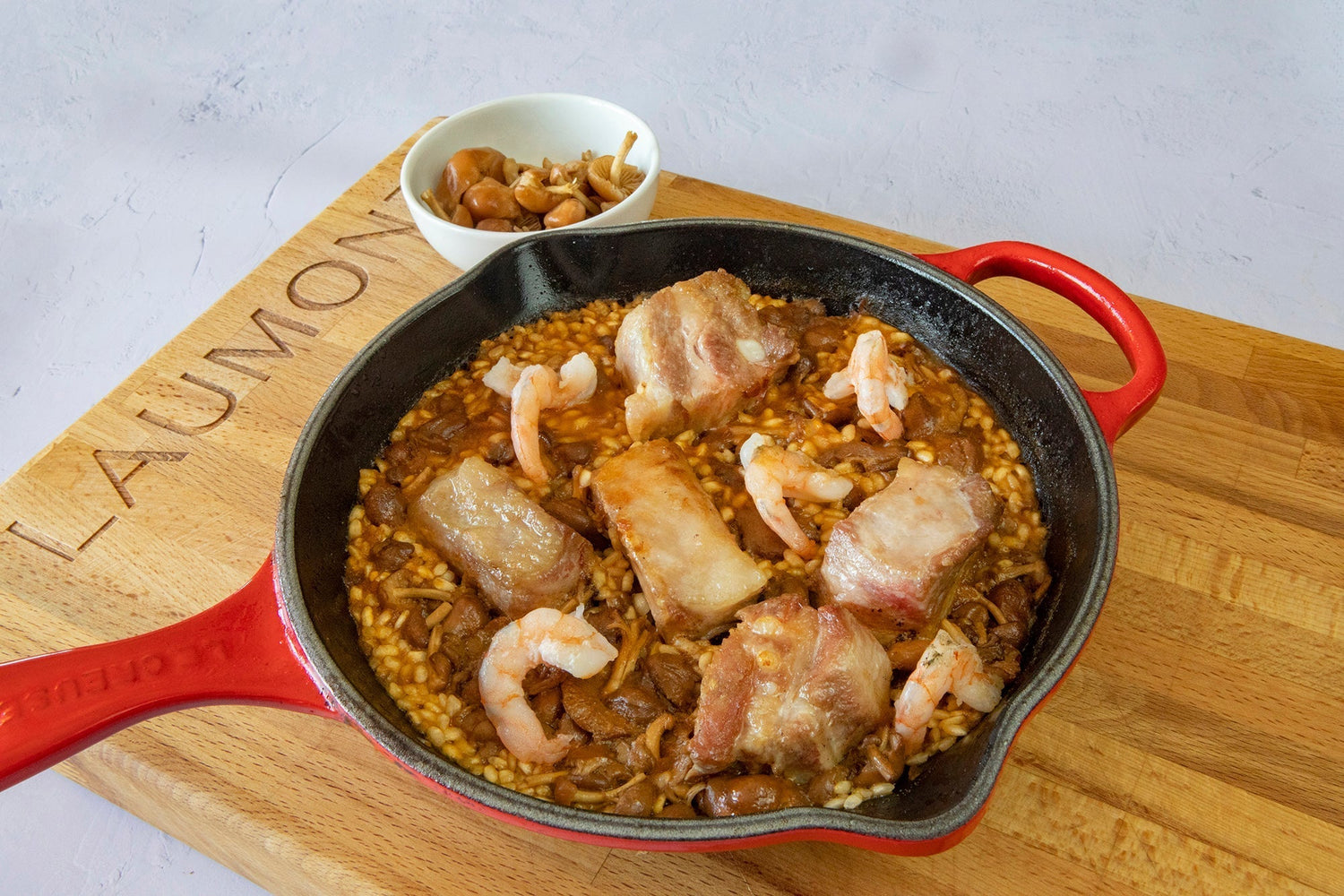 Riz aux côtelettes, mousserons et crevettes