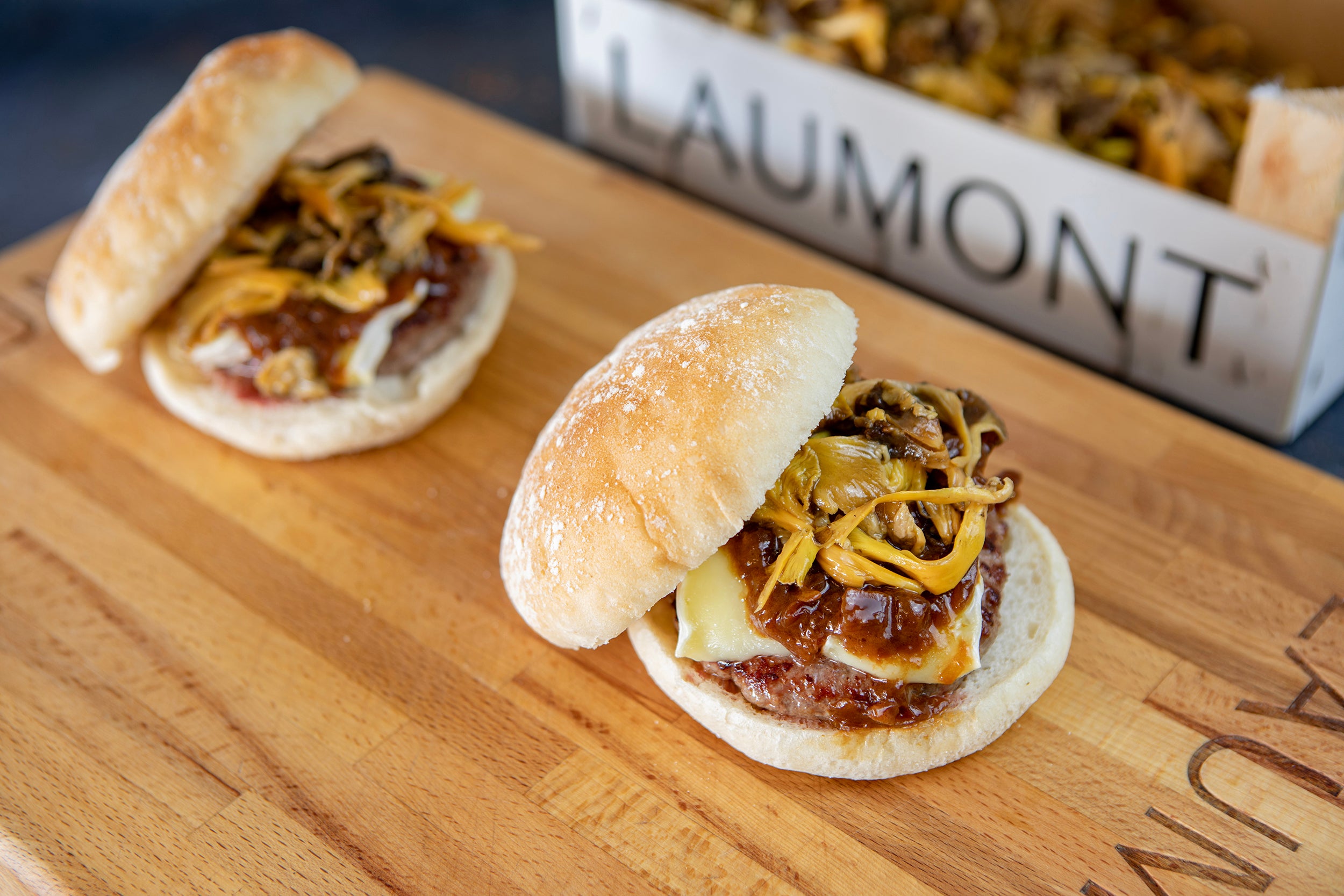 Hamburger de bœuf au brie et aux chanterelles jaunes sauvages