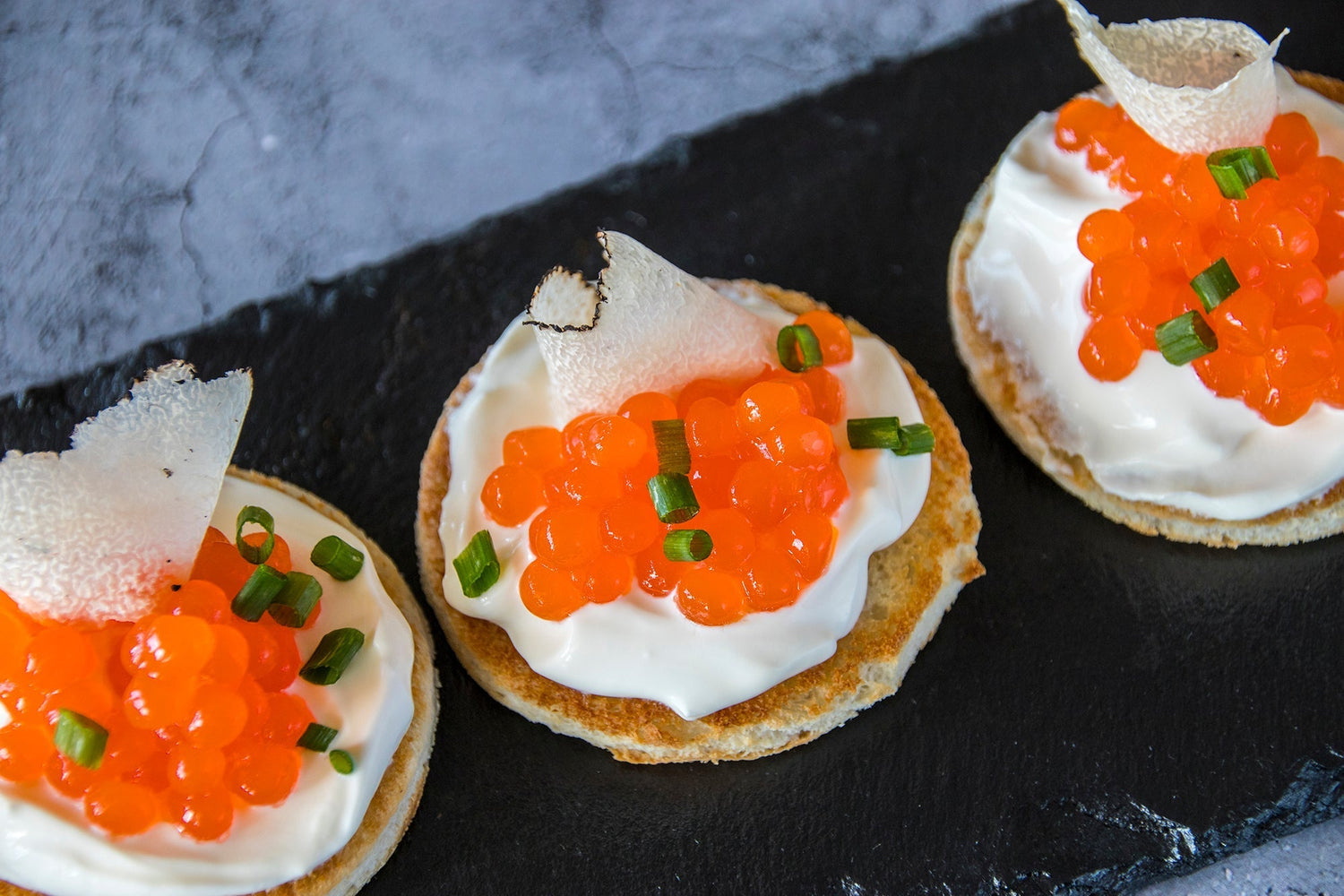 Canapé de crème fraîche, oeufs de saumon et truffe d’été