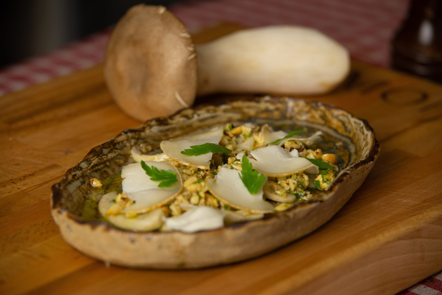 Carpaccio d’Eryngii aux noisettes, persil et fromage de brebis