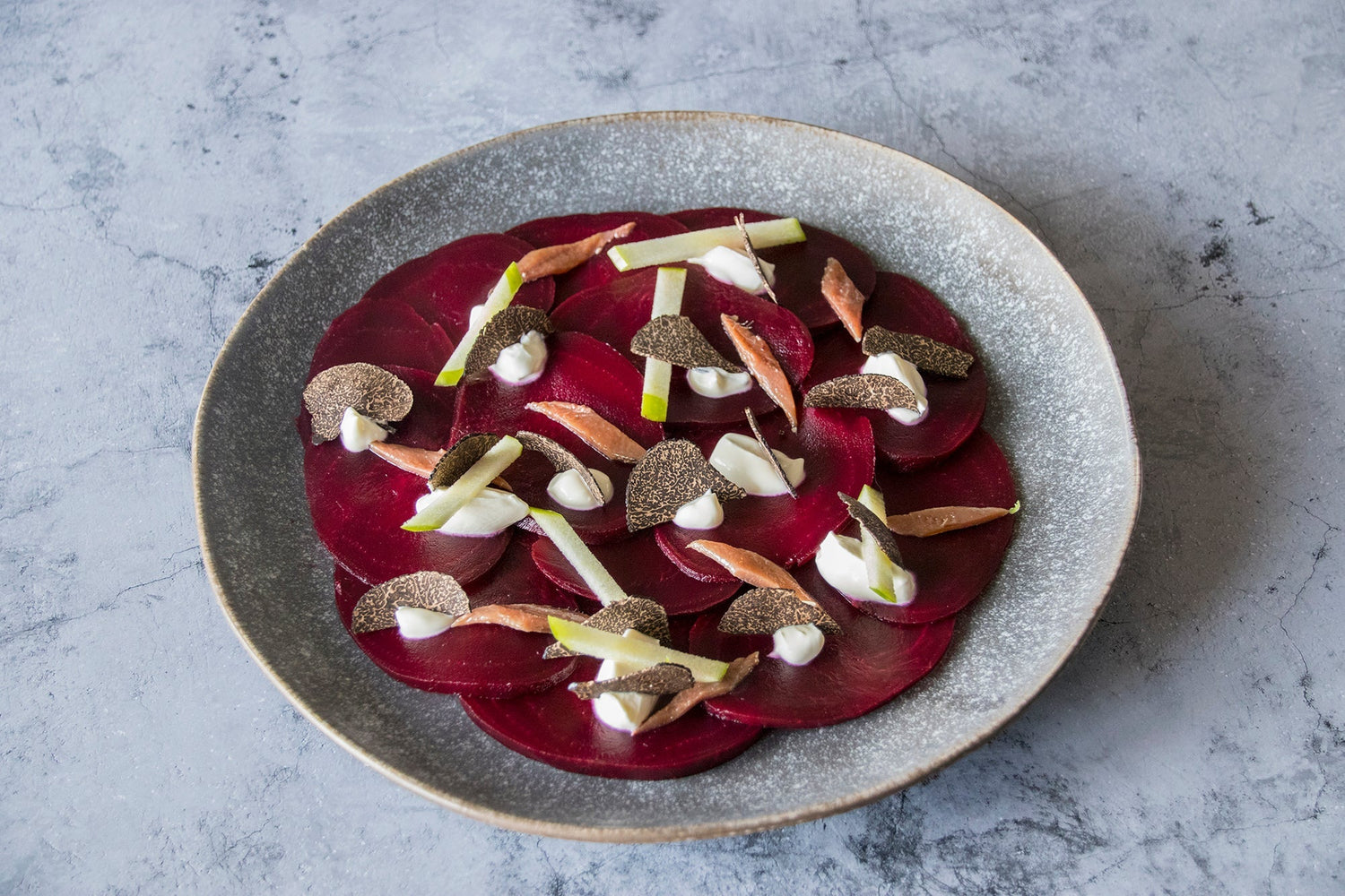 Carpaccio de betterave à la crème fraîche, à la pomme, aux anchois et à la truffe