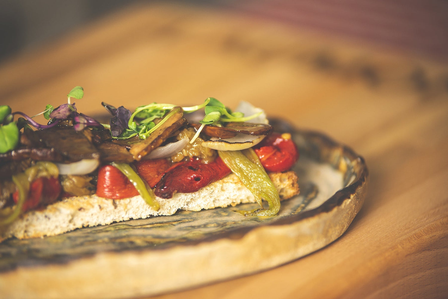 Tartine de pain de campagne aux légumes rôtis et cèpes