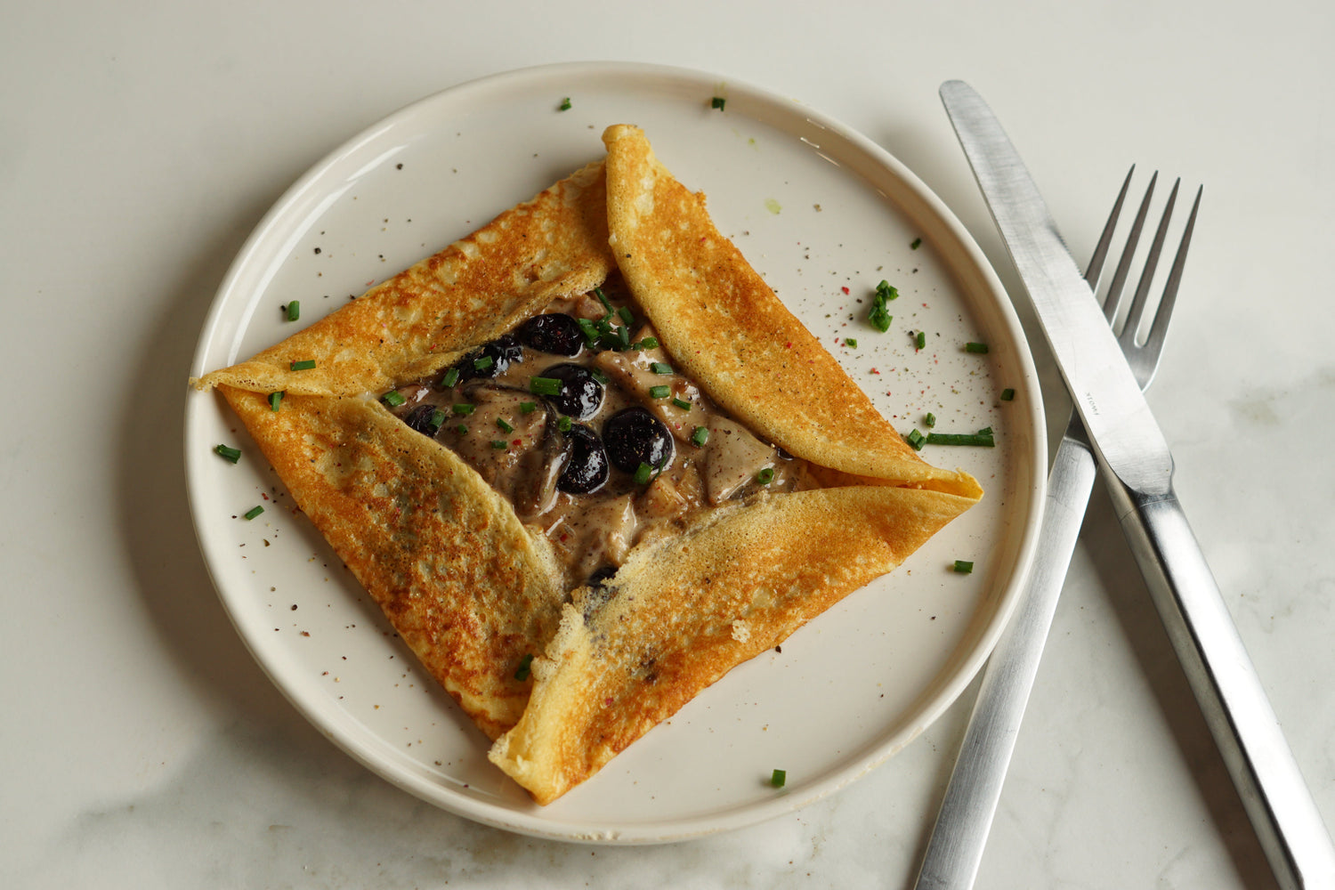 Galette aux cèpes et myrtilles, crème de coco et mozzarella