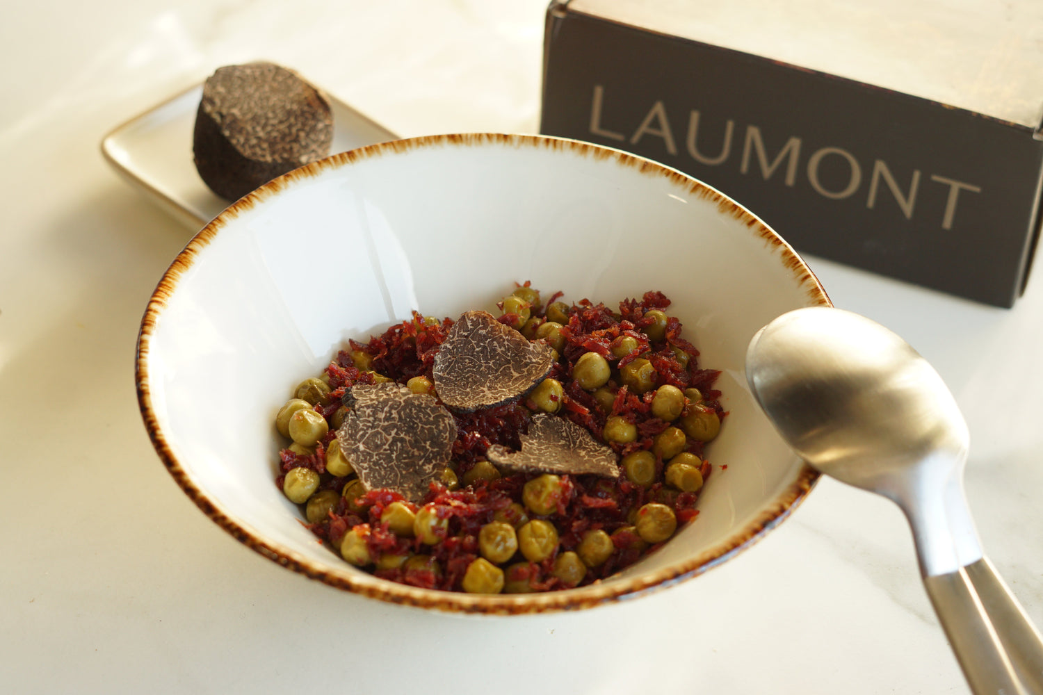 Petits pois aux éclats de jambon ibérique et truffe noire