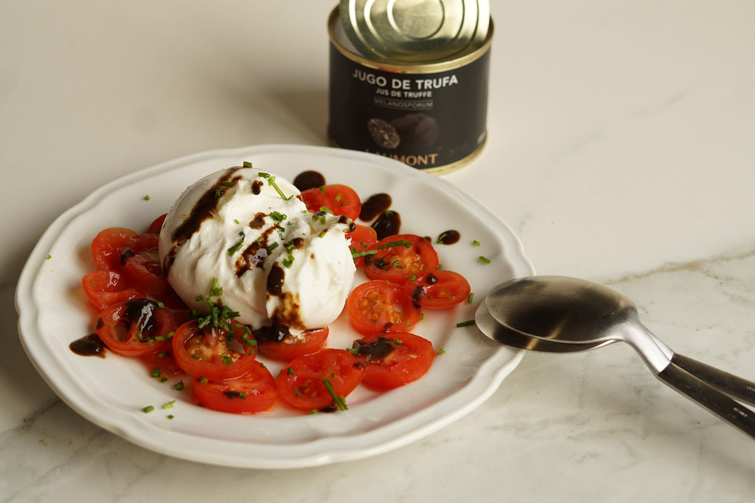 Salade de burrata avec réduction de jus de truffe et boletus