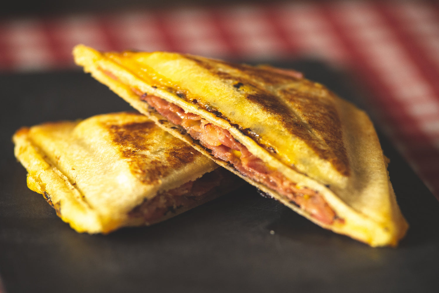 Croque au cheddar, bacon et tartufata