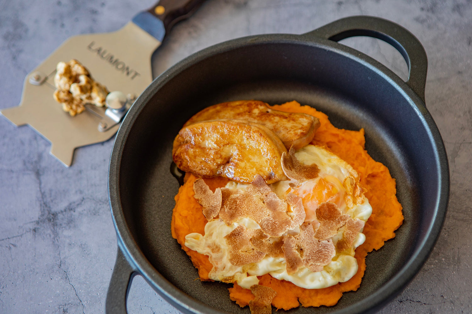Œufs frits avec parmentier de patate douce, foie gras et truffe blanche