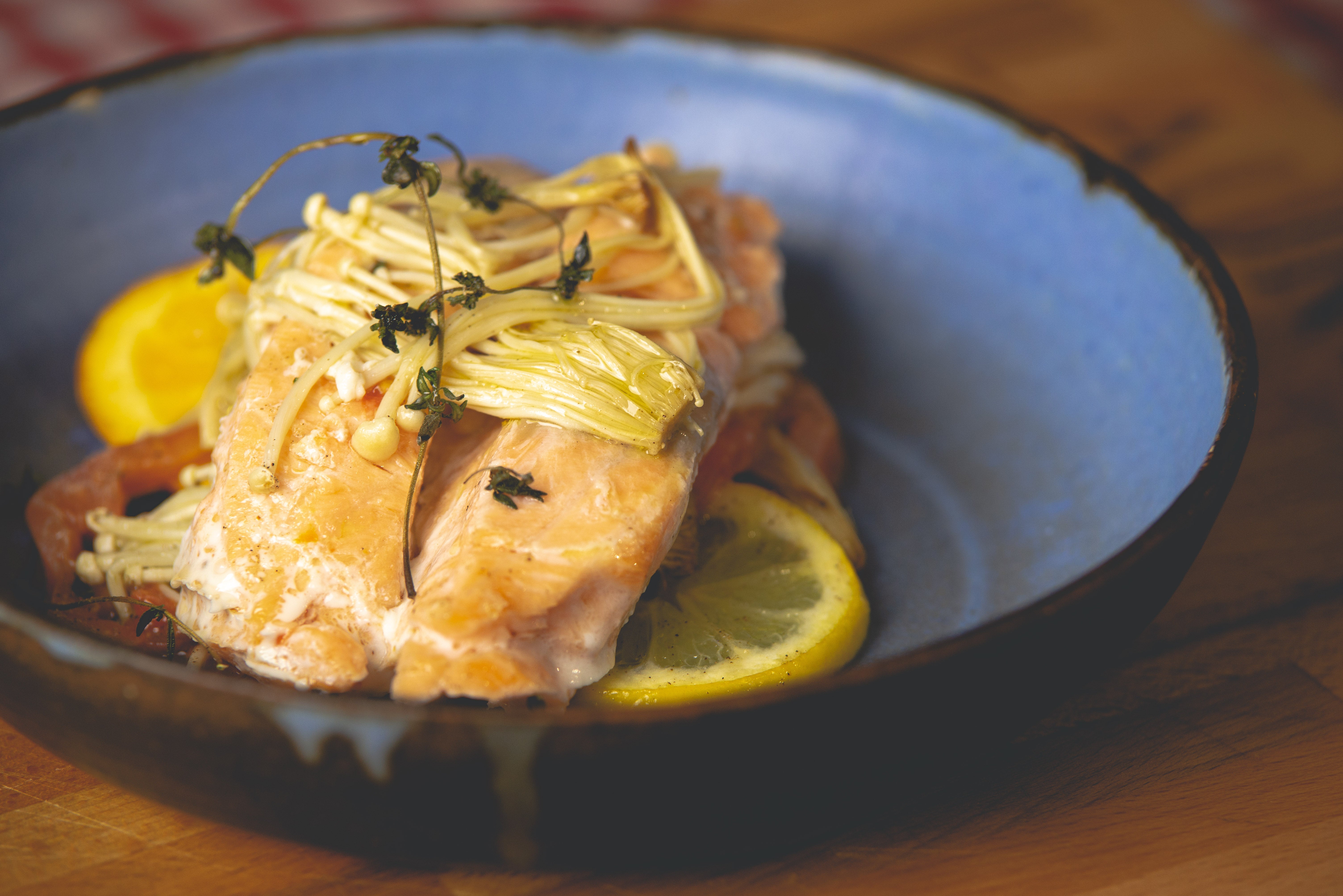 Saumon rôti aux enokis, agrumes et tomates | Recettes Laumont – SHOP FRANCE