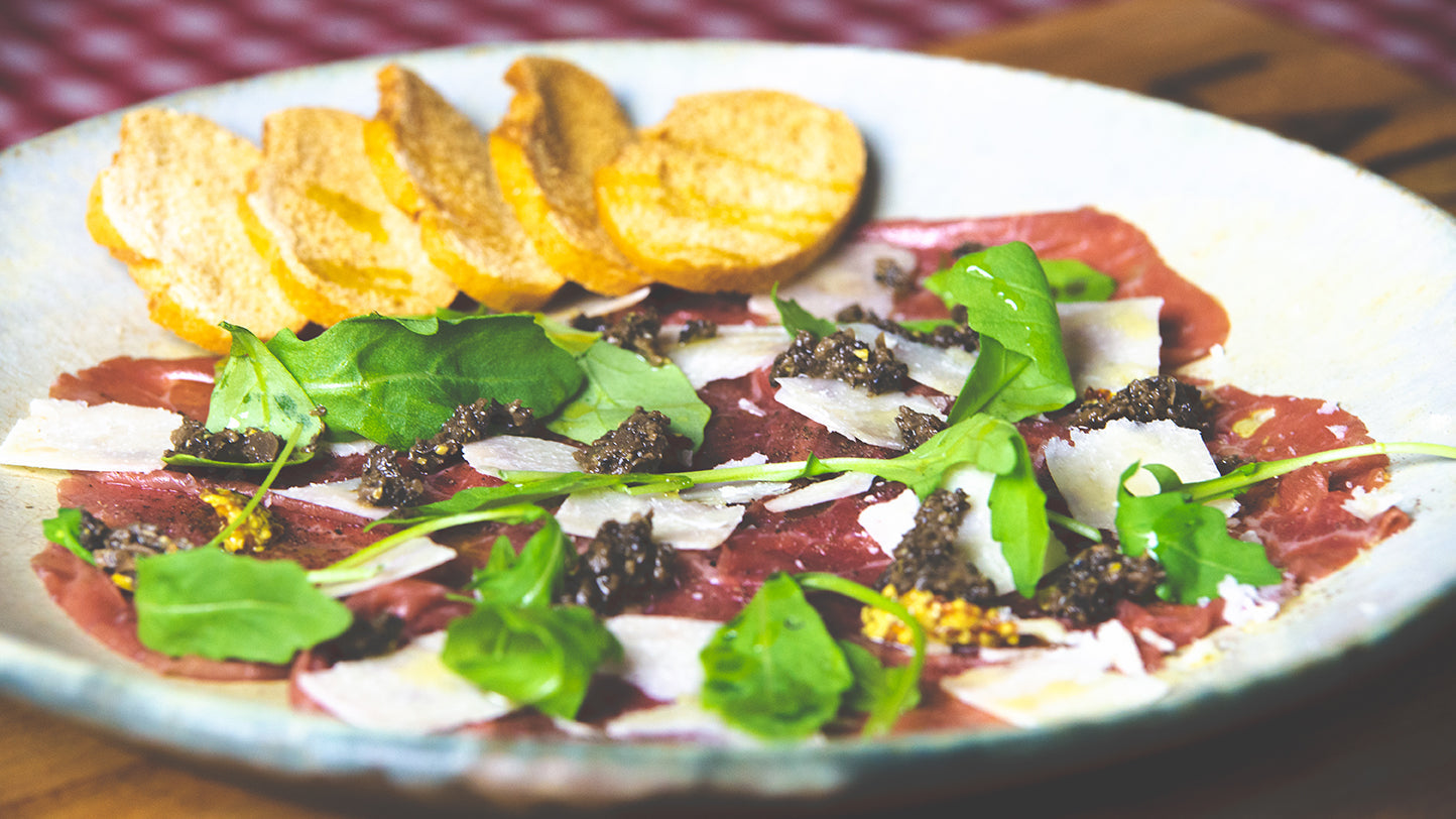 Carpaccio de veau au parmesan, roquette, moutarde ancienne et tartufata