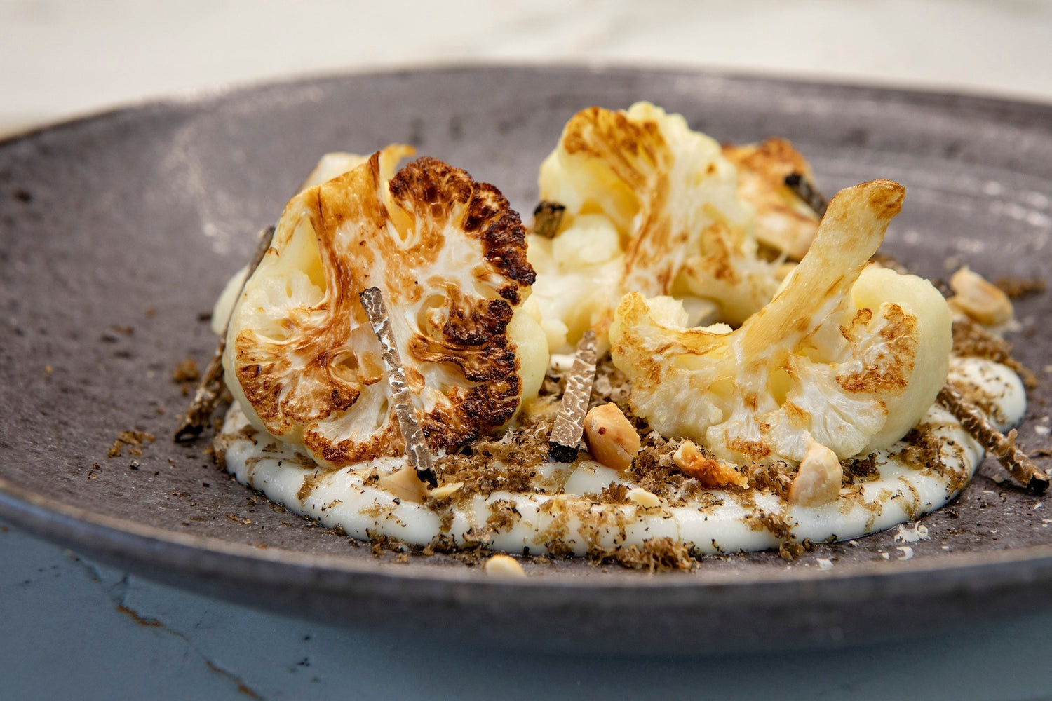 Chou-fleur avec crème de chou-fleur, noisettes et truffe d’automne