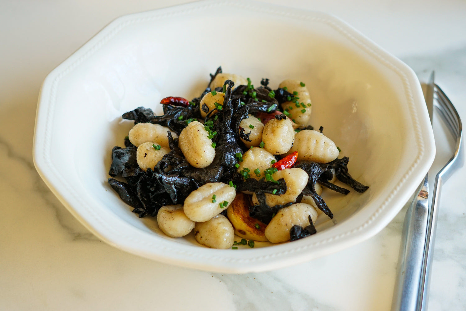 Gnocchi aux trompettes de la mort et piments secs