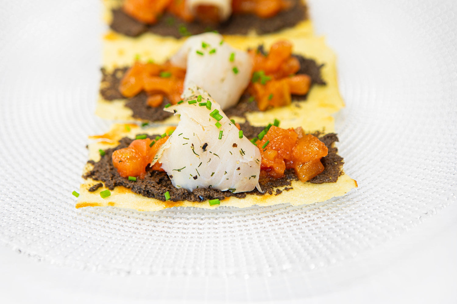 Canapé de cabillaud fumé avec olivade truffée